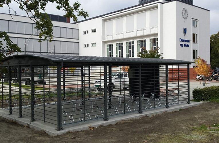 Fabrication et installation d'un parking 2 roues couvert et sécurisé en Norvège !