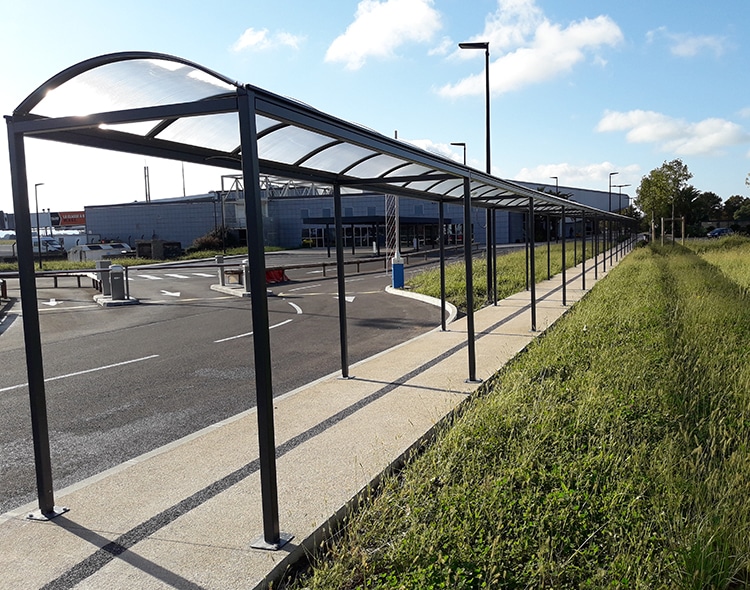 Abri Plus - Fabrication et pose de 64 mètres de cheminement couvert pour les voyageurs de l'aéroport de Biarritz (64) Anglet