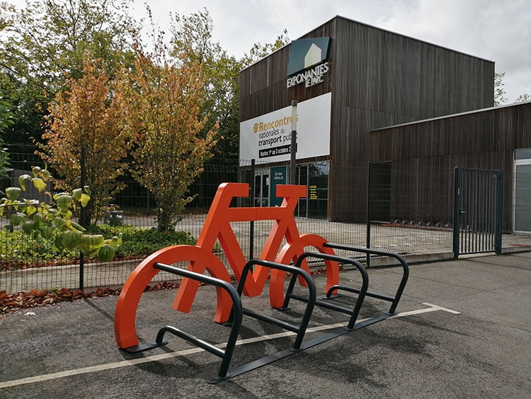 Abri Plus - Fun parc vélo - rack à  vélo géant orange de dos - Salon RNTP Exponantes La Beaujoire (44)