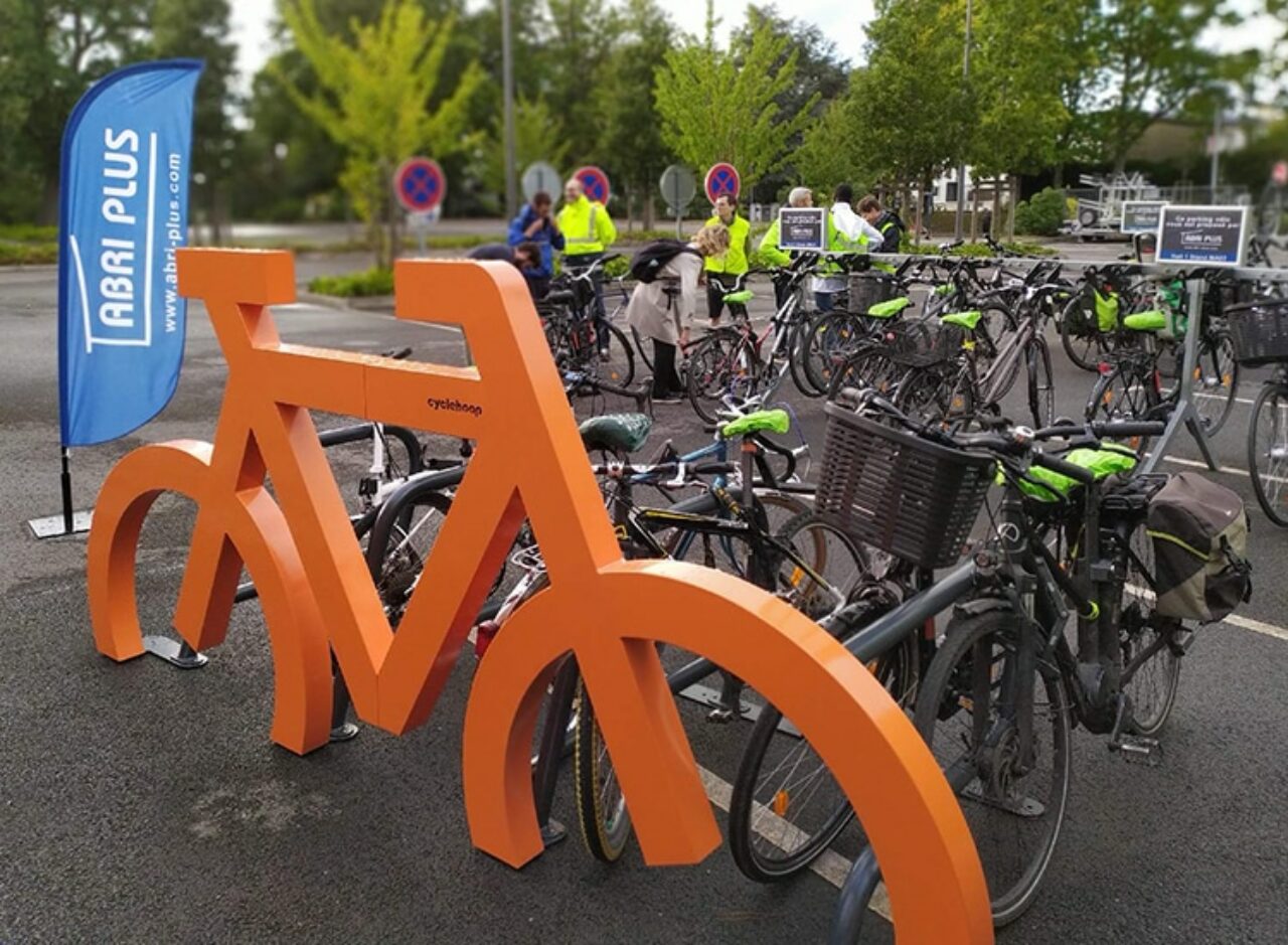 Abri Plus - Fun parc vélo - rack vélo géant orange de dos - Salon RNTP - Parc des expositions Nantes