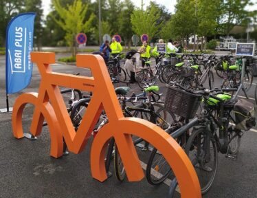 Abri Plus - Fun parc vélo - rack vélo géant orange de dos - Salon RNTP - Parc des expositions Nantes