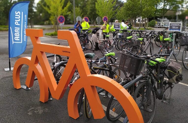 Abri Plus - Fun parc vélo - rack vélo géant orange de dos - Salon RNTP - Parc des expositions Nantes