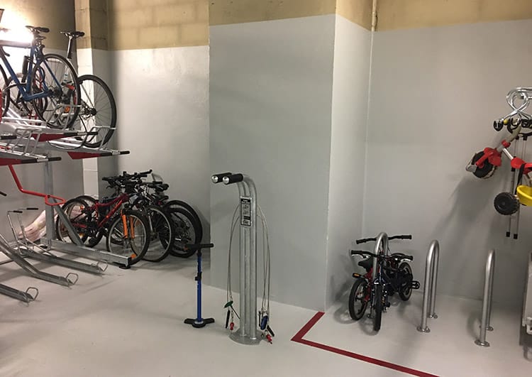 Abri Plus - Local velos en sous sol - Entretien des vélos avec la station de réparation standard