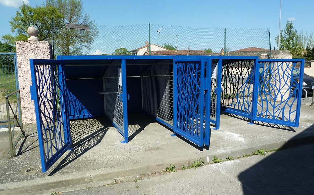 Abri Plus - Mairie La Salvetat-Saint-Gilles (31) - Consignes individuelles pour velos - Velo Box bleues - Portes battantes