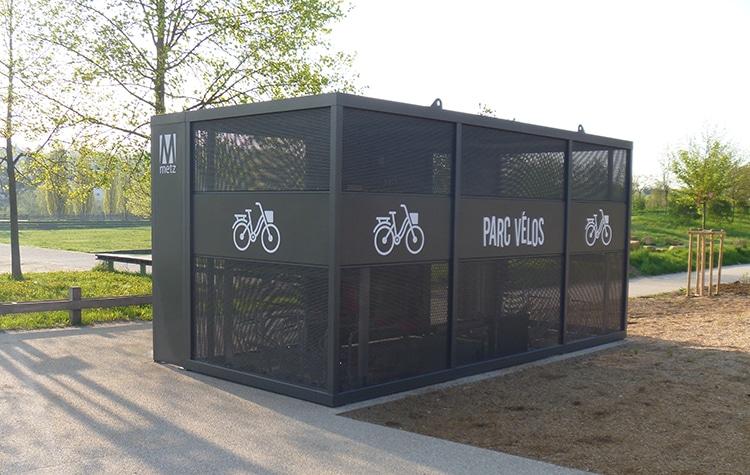 Abri Plus - Parking à vélos couvert tout équipé - Modèle Nomad - Ville de Metz (57) - Palais omnisports Les Arènes