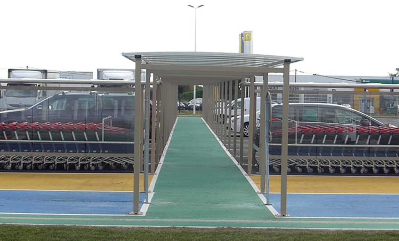 Abri Plus - Passage couvert et équipement de parking - Intermarché - Quettehou (50) - Coursive piétons