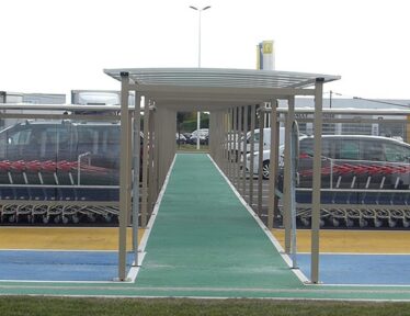 Abri Plus - Passage couvert et équipement de parking - Intermarché - Quettehou (50) - Coursive piétons