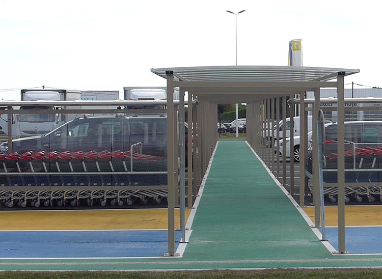 Abri Plus - Passage couvert et équipement de parking - Intermarché - Quettehou (50) -Long passage couvert pour piétons
