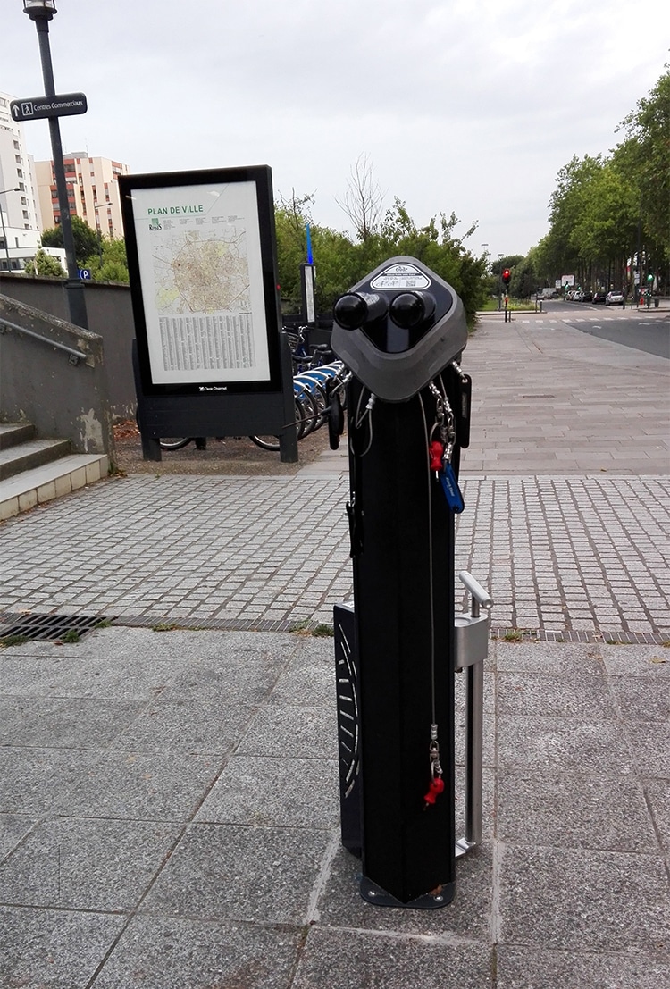 Abri Plus - Station de réparation des velos et pompe à vélo - Station de métro Henri Fréville - Rennes