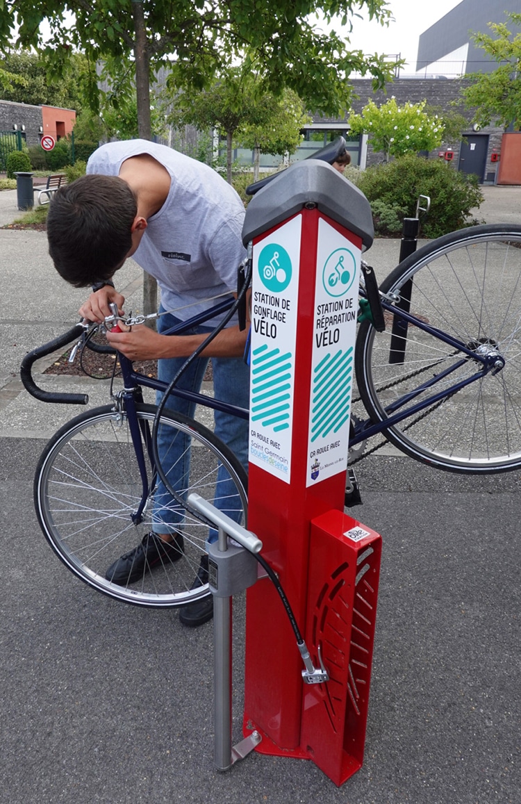 Station pour réparer son vélo en gare RER de Sartrouville (78) ©Le Parisien