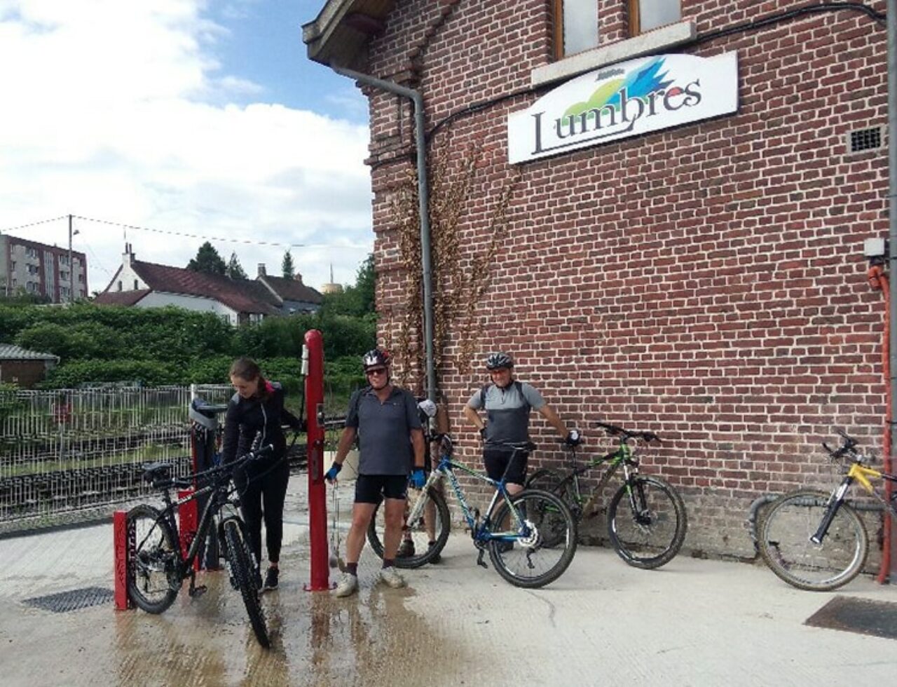 Abri Plus Bike Fixtation - Station réparation velo et station de lavage VTT pour les cyclistes
