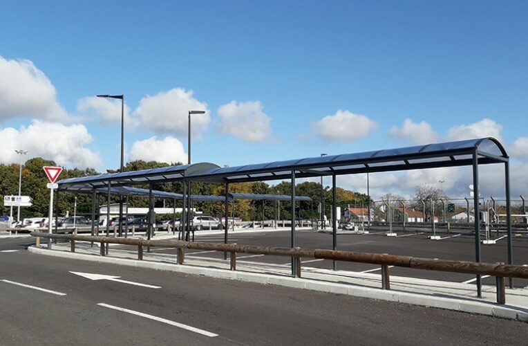 Abri Plus fabrique 64 m de cheminement recouvert pour les piétons à l'Aéroport de Biarritz (64)