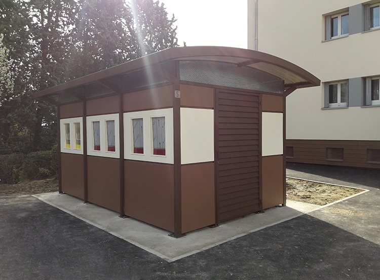 Abri pour grandes poubelles avec trappes pour le recyclage des déchets - Beauvais Parc - Résidence Fourcherolles - Palaiseau (91)