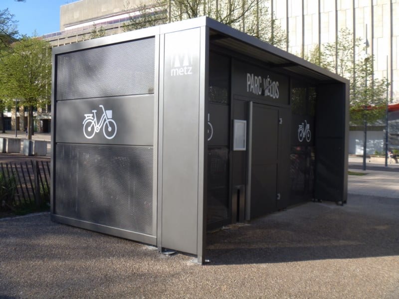 Abri Plus - Parking à vélos couvert prémonté avec auvent U - Abri Nomad - Ville de Metz (57) - Centre-ville de Metz Place République