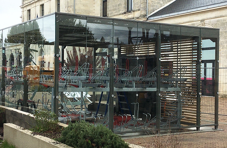 Abri vélos sécurisé Square avec éclairage solaire et prises électriques pour VAE - Gare de Libourne (33)