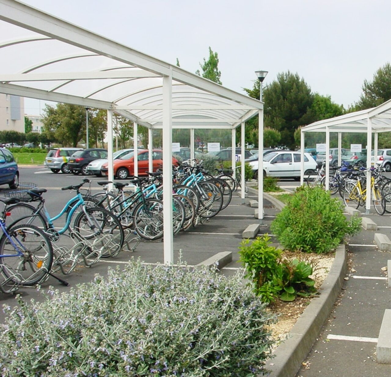 Abri vélos specifique - Base Varennes - Passage abri vélo - Sup de Co La Rochelle (17)
