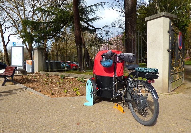 Attacher son vélo cargo sur des bornes fixées au sol - Nantes (44)