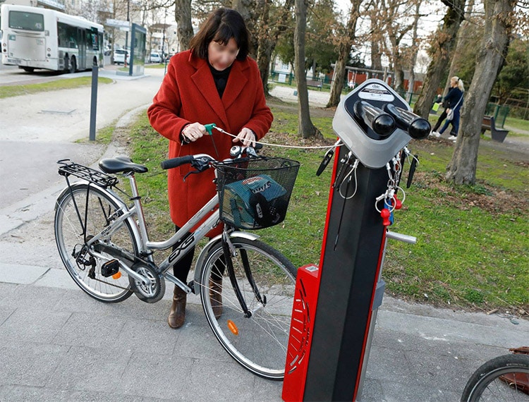 Autoréparation vélo et gonflage des pneus grâce à  la station de réparation vélos Deluxe - Ville de Talence (33) - Copyright Mairie de Talence©