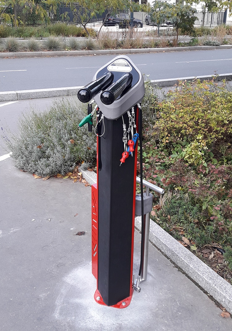 Borne pour réparer et gonfler les velos à Courbevoie (92) - outils pompe manuelle.jpg