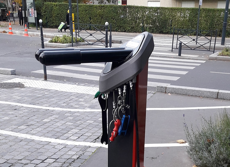 Bras de maintenance des vélos sur la Station Deluxe de Courbevoie (92).jpg
