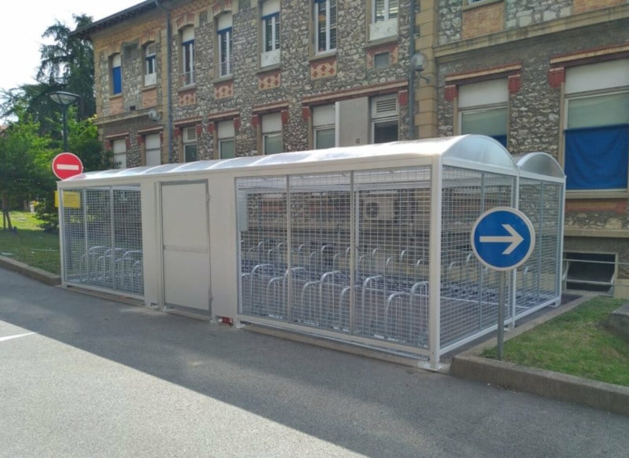 Centre Hospitalier Universitaire de Grenoble (38) - Abri vélos Fleury 9m x 5m grillagé avec Rangements vélos Roméo