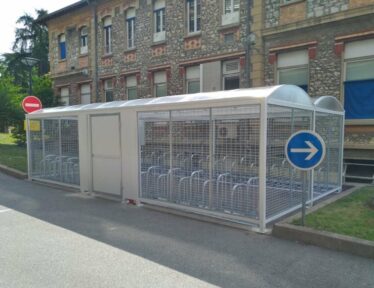 Centre Hospitalier Universitaire de Grenoble (38) - Abri vélos Fleury 9m x 5m grillagé avec Rangements vélos Roméo