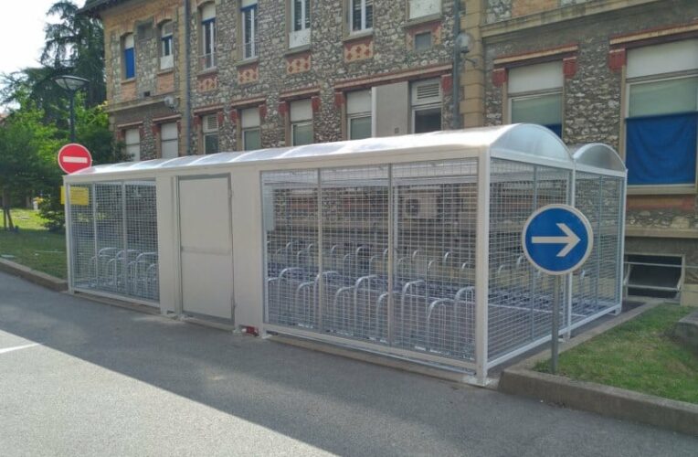 Centre Hospitalier Universitaire de Grenoble (38) - Abri vélos Fleury 9m x 5m grillagé avec Rangements vélos Roméo