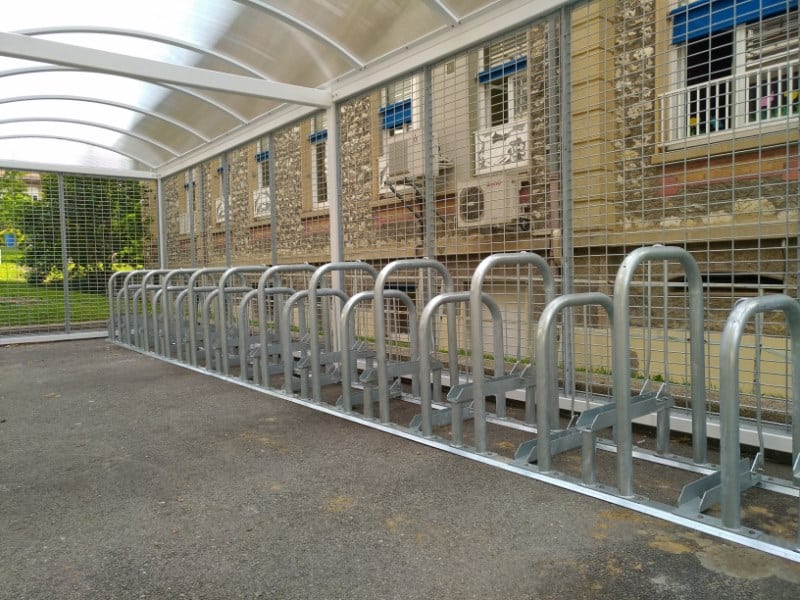 Hopital Grenoble - Isère - intérieur du garage a velos Fleury - Accroche vélos Romeo