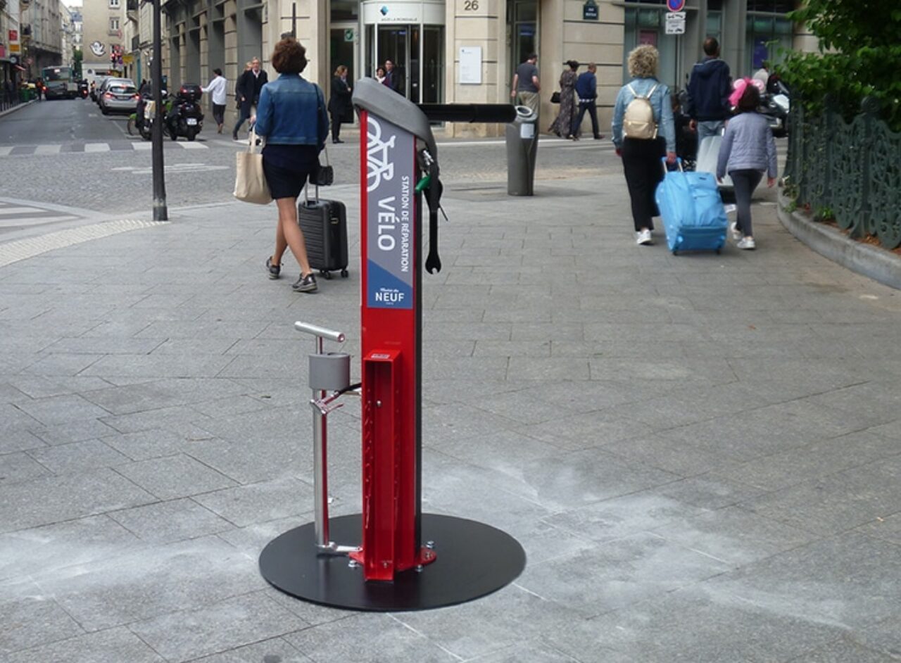 Totem de réparation et de gonflage vélos par Abri Plus - Mairie Du NEUF Paris (75009)