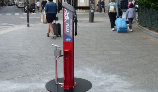 Totem de réparation et de gonflage vélos par Abri Plus - Mairie Du NEUF Paris (75009)