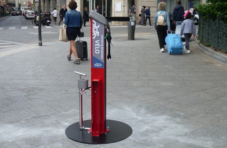 Totem de réparation et de gonflage vélos par Abri Plus - Mairie Du NEUF Paris (75009)