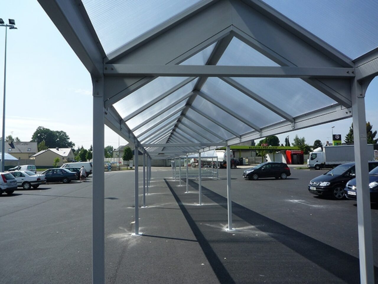 Equipement parking - Passage couvert - toiture pointue - INTERMARCHE La Gerche de Bretagne