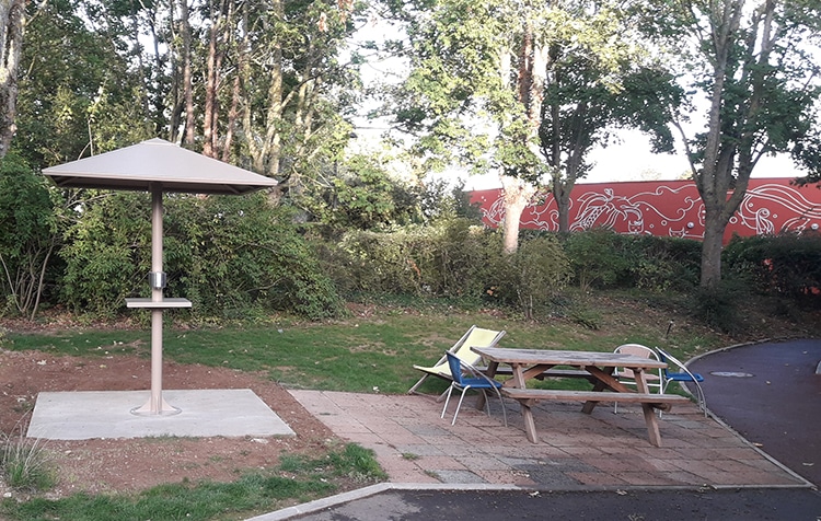 Espace pour pause cigarettes au Parc du Futuroscope - Modèle fumeur Charny - Chasseneuil du Poitiers (86) - Poitou