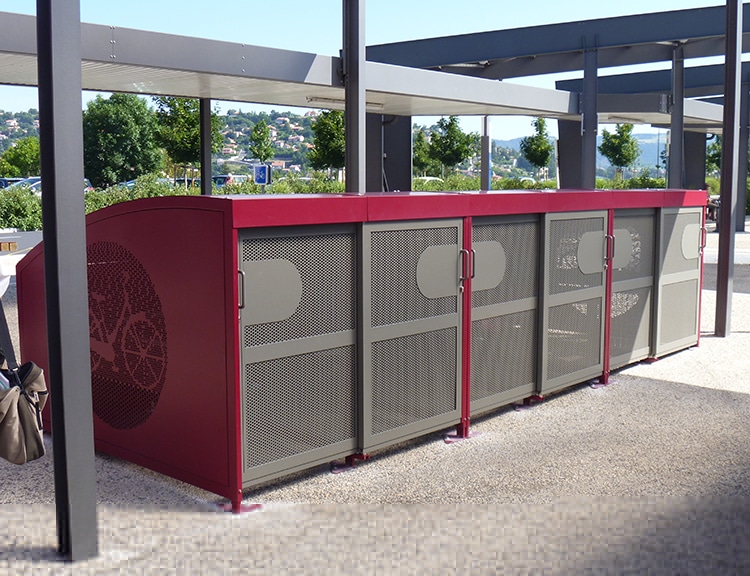 Gare du Puy en Velay - Communauté d'Agglomération du Puy-en-Velay - Velo box rouge et gris - prises VAE pour 12 vélos