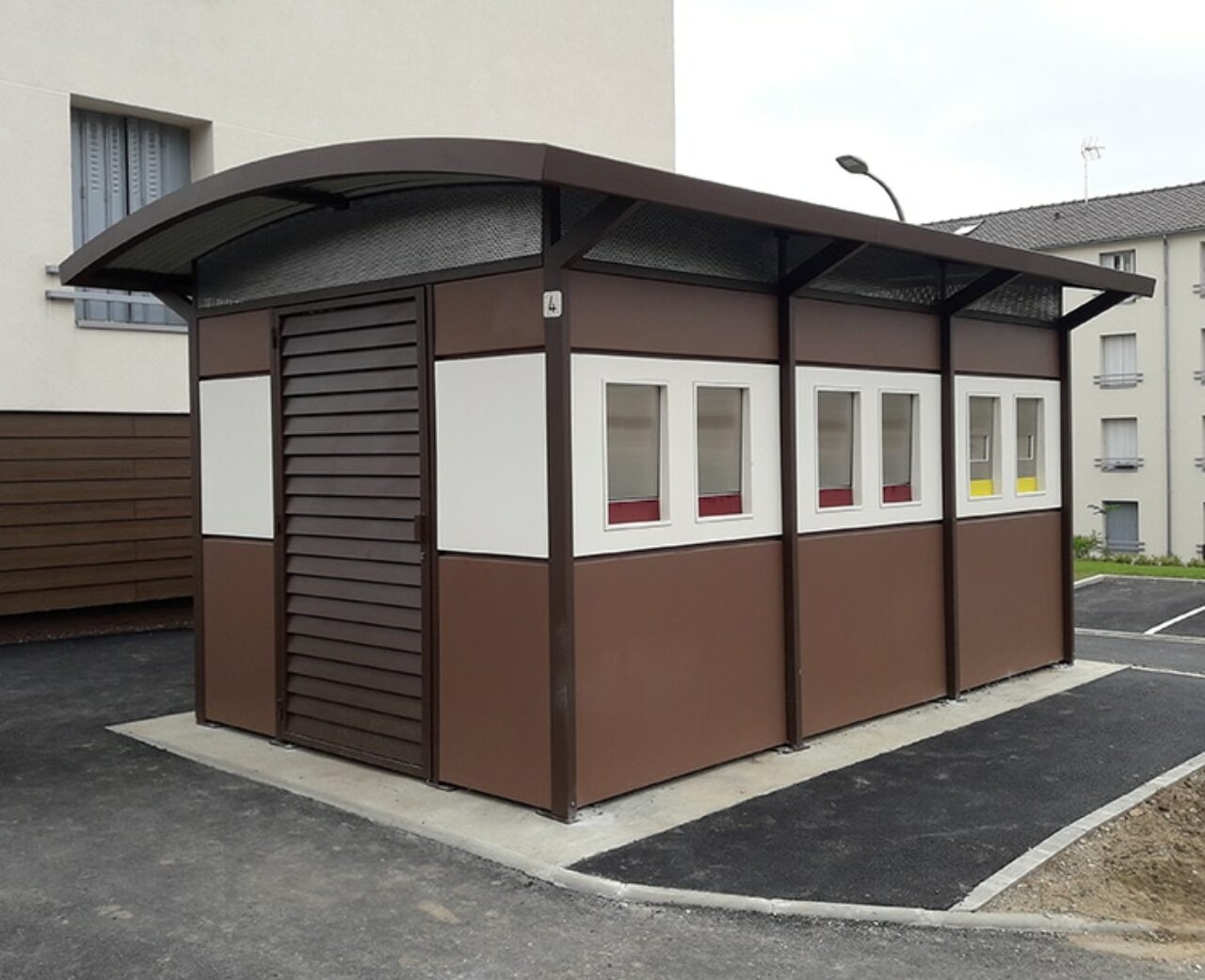 Grand local poubelles avec trappes recyclage - Beauvais Parc 4.70 m X 2.90m - Beauvais Diffusion - Résidence Fourcherolles dans l'Essonne (91)