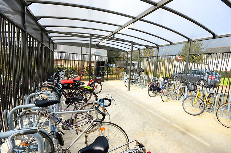 Le parc à  Vélo d'Abri Plus à  Saint-Pierre-des-Corps face à  la gare TGV - Â© Léonard de Serres