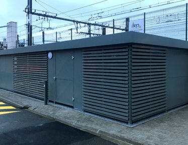 Local poubelles sécurisé en bois et acier - MODULERE d'Abriplus - Gare TGV de Massy (91)