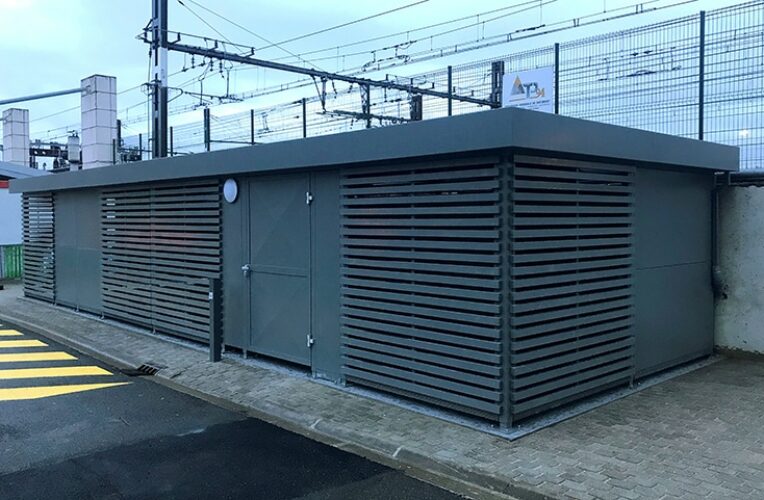 Local poubelles sécurisé en bois et acier - MODULERE d'Abriplus - Gare TGV de Massy (91)