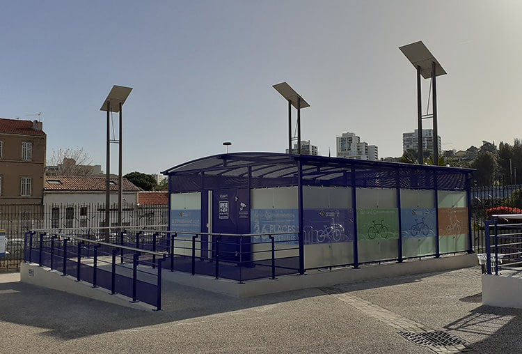 Local velos sécurisé fermé de couleur bleue à Marseille - Fabricant Abriplus