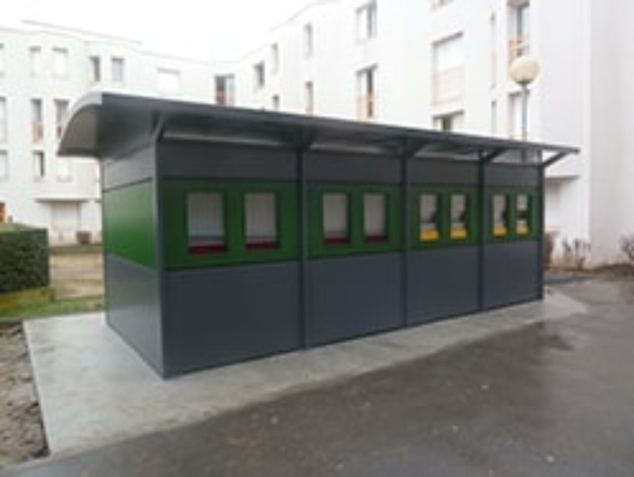 Un abri container permettant une pré-collecte des déchets | Abri Plus - Vue 1