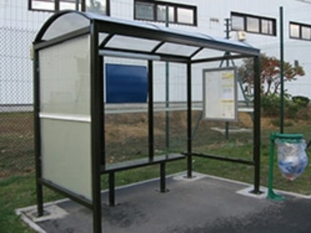 Fabrication et installation d'une aubette ou abri de bus dans votre commune | Abri Plus - Vue 1