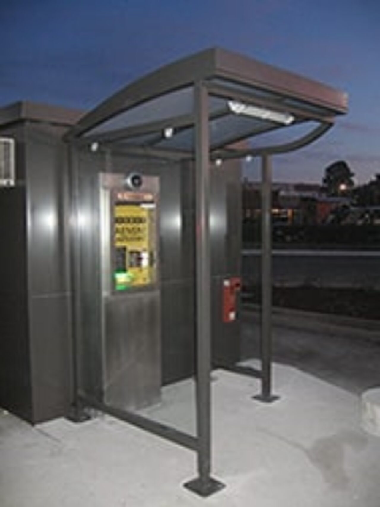 Un abri caisse de parking pour la station essence d'un magasin Hyper U près de Nantes (44) | Abri Plus - Vue 1