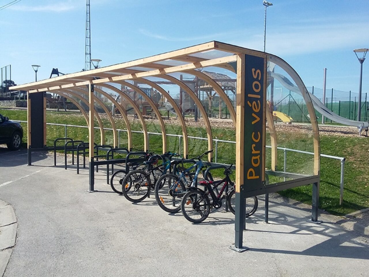 Parc à vélos en bois - Bois de Céné - Halle Omnisport de Nassogne (Belgique)