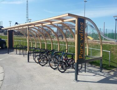 Parc à vélos en bois - Bois de Céné - Halle Omnisport de Nassogne (Belgique)