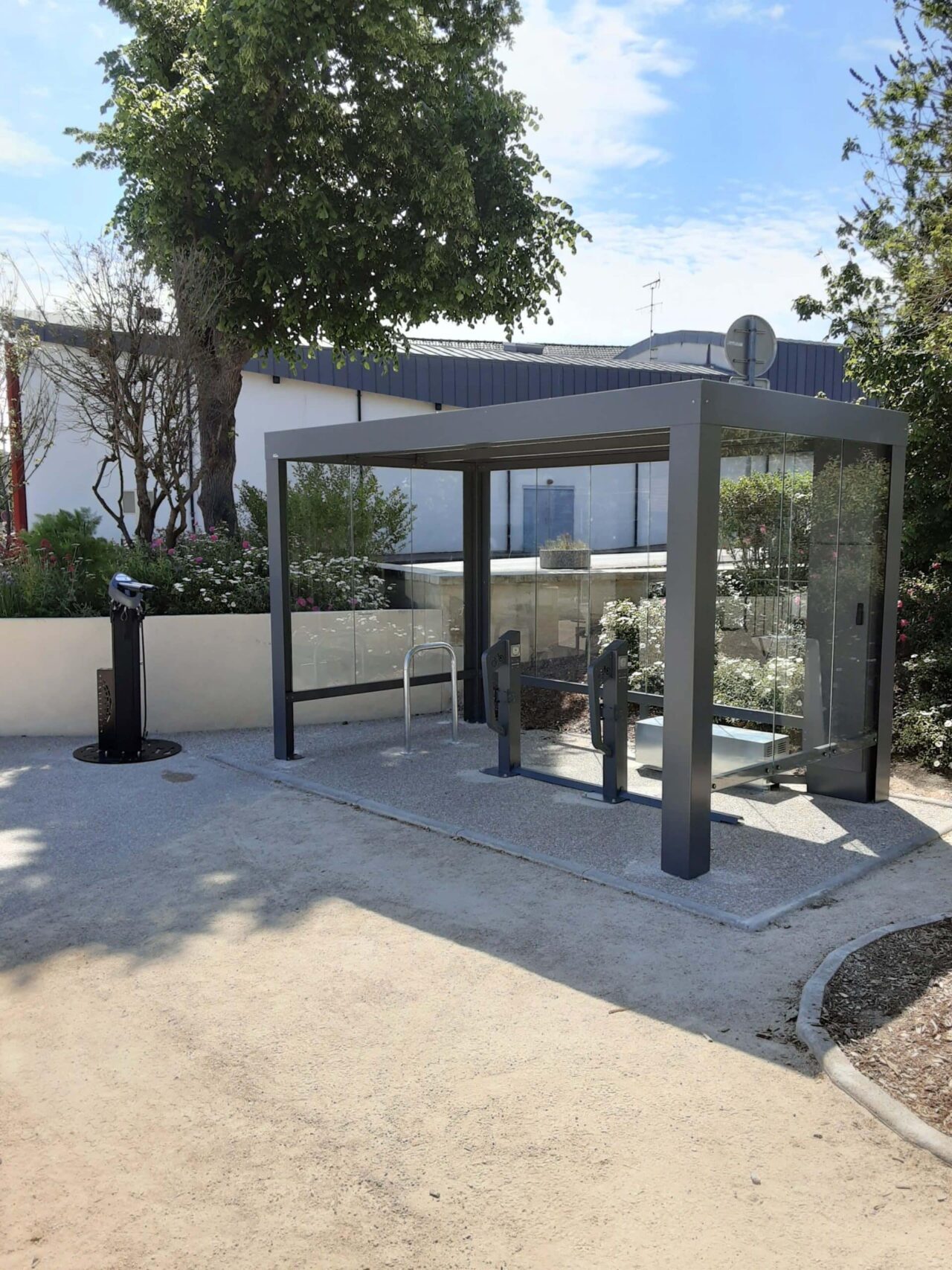 Abri Plus - Verneuil sur Seine (78) via A3S - Abri Pescara - Bornes e-Park VAE