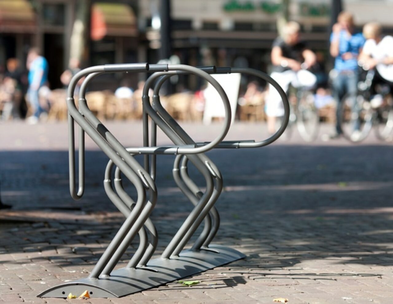 Rack à vélos - Support Cobra - Gros plan ville