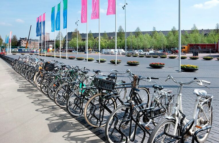 Range-vélo - Support Cobra - Rangée avec Vélos - Amsterdam Pays-Bas