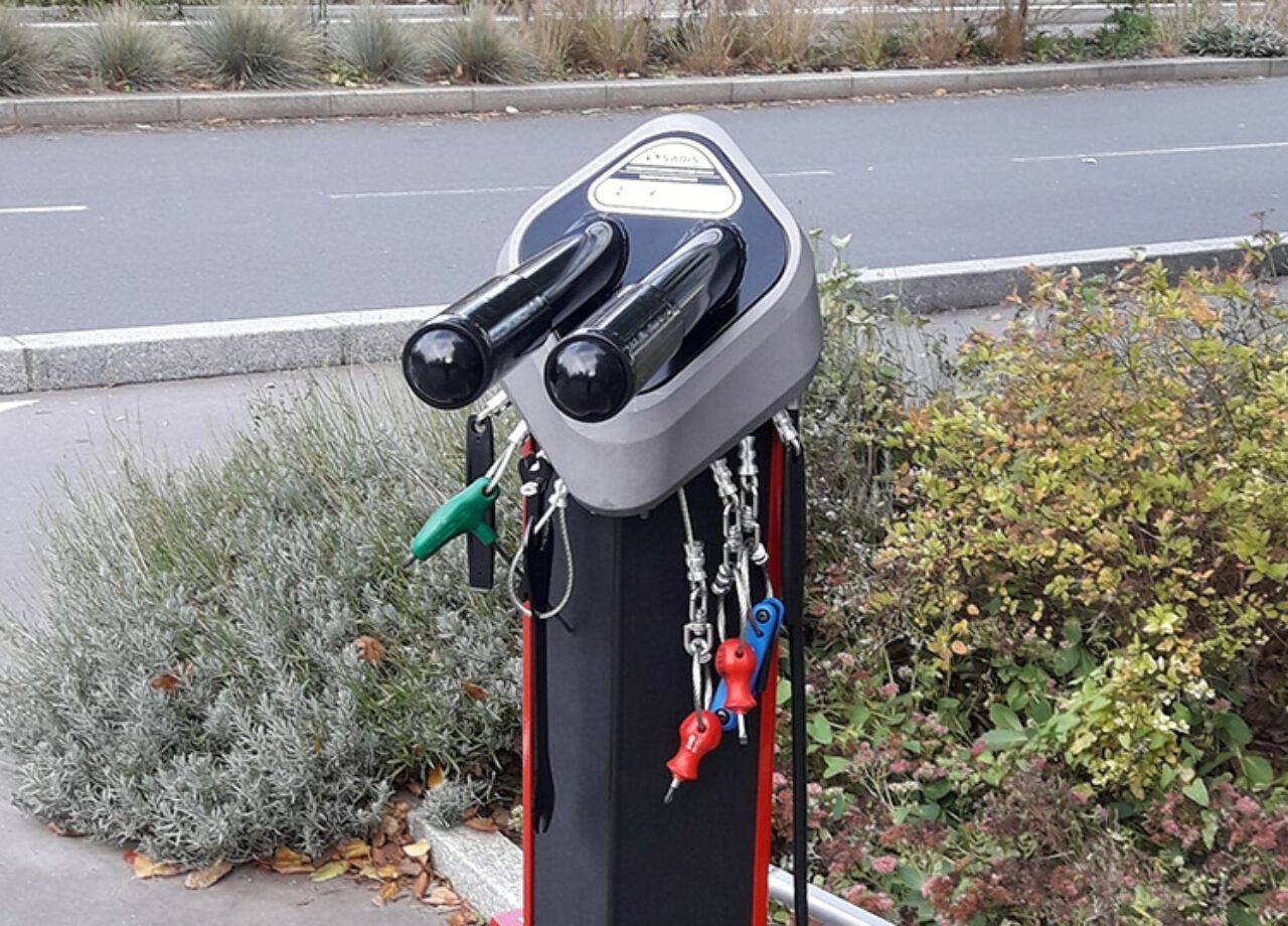 Réparer son vélo à Courbevoie (92) - Totem avec outils de réparation en libre service.jpg