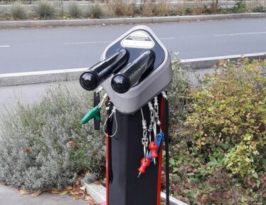 Réparer son vélo à Courbevoie (92) - Totem avec outils de réparation en libre service.jpg