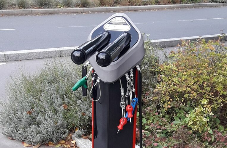 Réparer son vélo à Courbevoie (92) - Totem avec outils de réparation en libre service.jpg